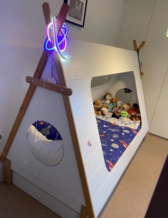 Tipi-Betten bieten ein lustiges und einzigartiges Schlaferlebnis für Kinder und können tagsüber auch als Spielhaus genutzt werden.