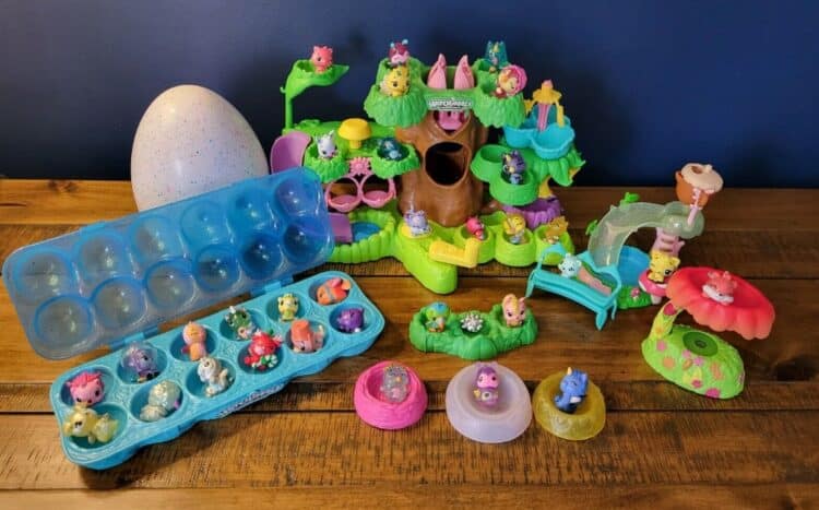 Hatchimals sind kleine Plüschfiguren, die bei richtiger Pflege aus einem Ei schlüpfen. Das innovative Spielzeug erinnert stark an die Tamagotchis der 90er-Jahre.