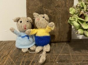 6 gestrickte Kuscheltiere, die dein Kind auf jeder Reise begleiten