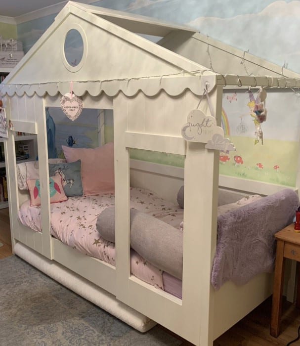 Kinder-Hausbetten werden immer beliebter, da Eltern nach Möglichkeiten suchen, das Schlafzimmer ihres Kindes lockerer und einladender zu gestalten.