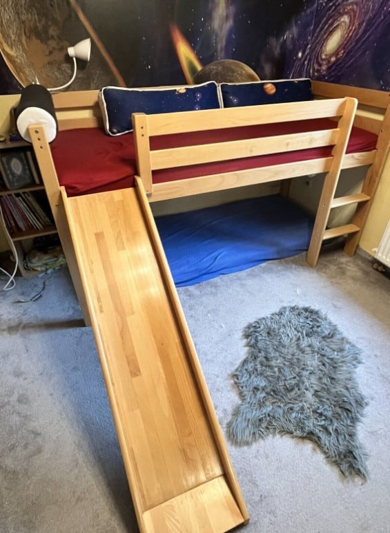 Die Größe des Bettes hängt von der Größe des Zimmers und der Höhe der Decke ab. Die Rutsche kann auch an die Höhe des Bettes angepasst werden.