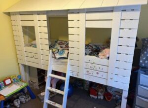 Warum nicht Bett und Spielplatz in einem Möbelstück vereinen? Genau das tut das Spielbett. Es gibt die beliebten Kinderbetten mit und ohne Rutsche