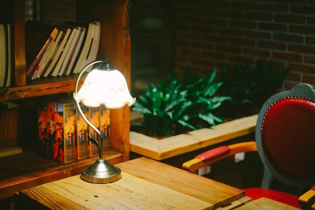 Schreibtischlampen bieten auch eine flexiblere Beleuchtungsmöglichkeit als Deckenlampen.