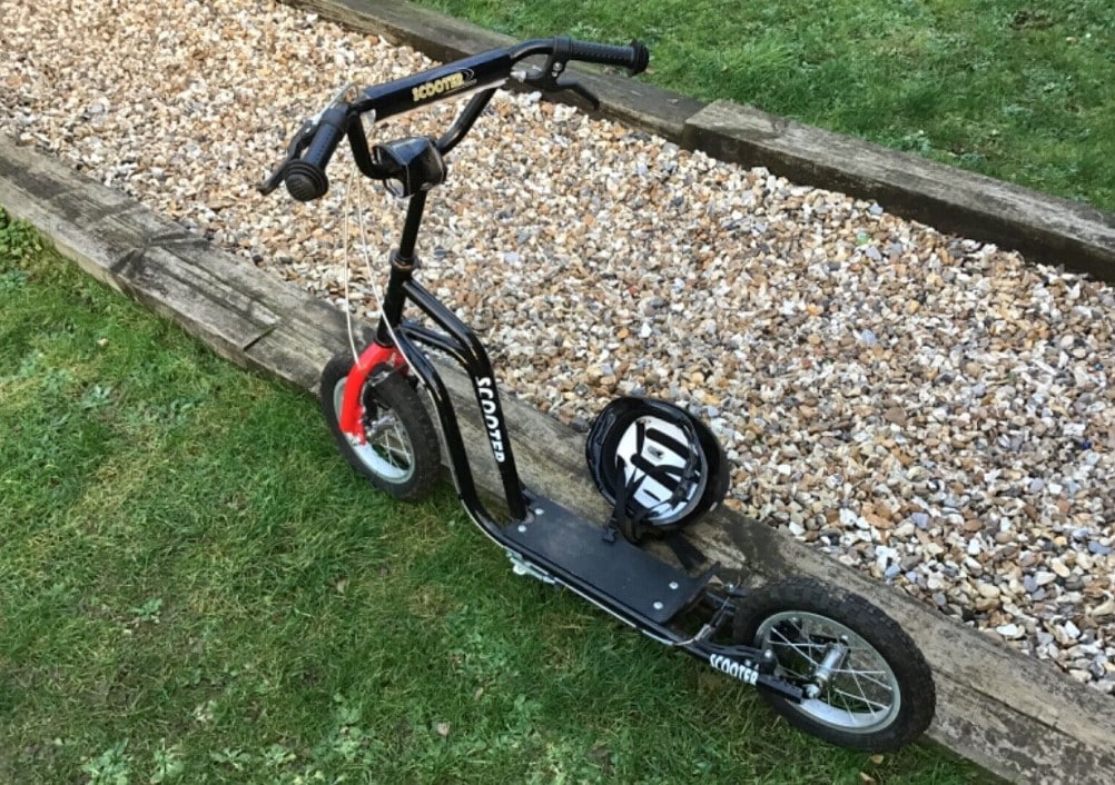 Ein kleinerer Roller mit drei Rädern ist vielleicht besser für ein jüngeres Kind geeignet, während ein älteres Kind vielleicht mit einem zweirädrigen Modell zurechtkommt.