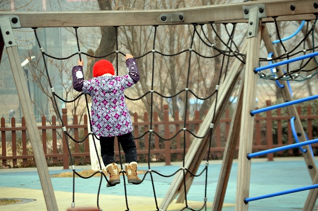 Klettertürme für Kinder werden in der Regel aus Holz, Metall oder Kunststoff hergestellt.