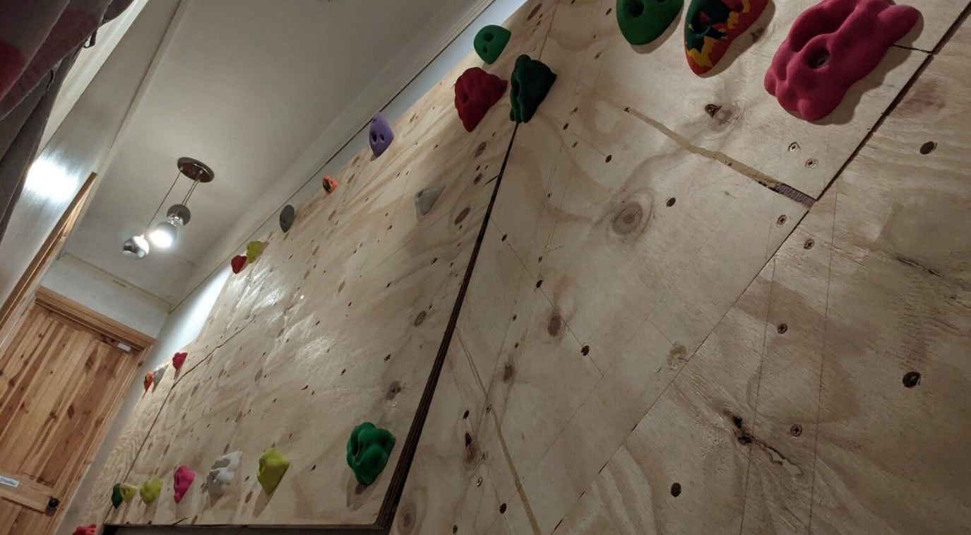 Eine sehr einfache Variante einer Kletterwand besteht aus verschiedenen Steinen, die an einer Art Betonwand befestigt sind.