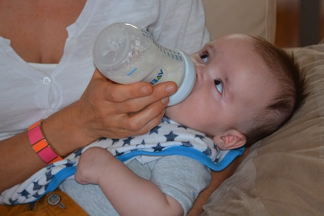 Babylätzchen sind für jedes Neugeborene und seine Eltern unverzichtbar. Sie sorgen dafür, dass dein Baby sauber und trocken bleibt, und sind außerdem eine tolle Möglichkeit, die Persönlichkeit deines Babys zu zeigen.
