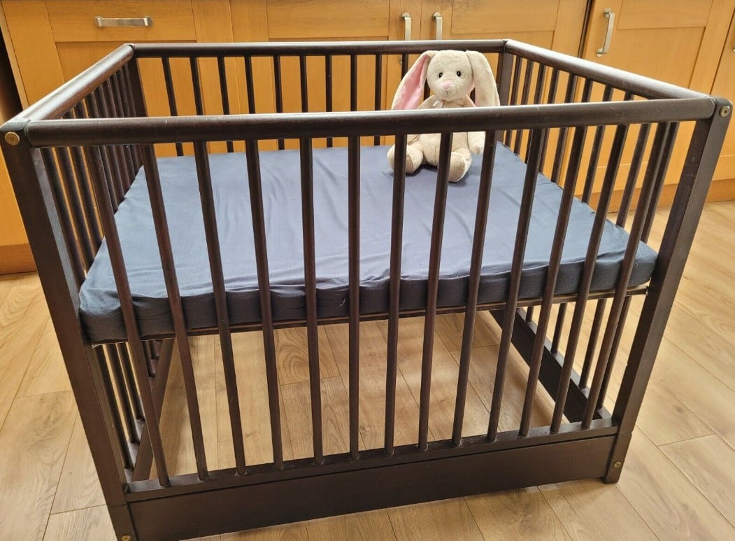 Ein Laufgitter sollte aus sicheren und robusten Materialien hergestellt sein. Holz und Metall sind zum Beispiel eine gute Wahl, weil sie langlebig und robust sind.