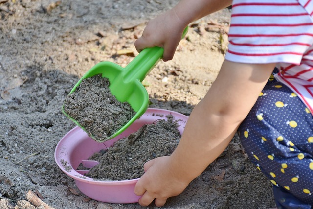 Ein Sandkasten bietet Kindern einen sicheren Ort zum Spielen und Entdecken, ohne dass sie sich verletzen können.