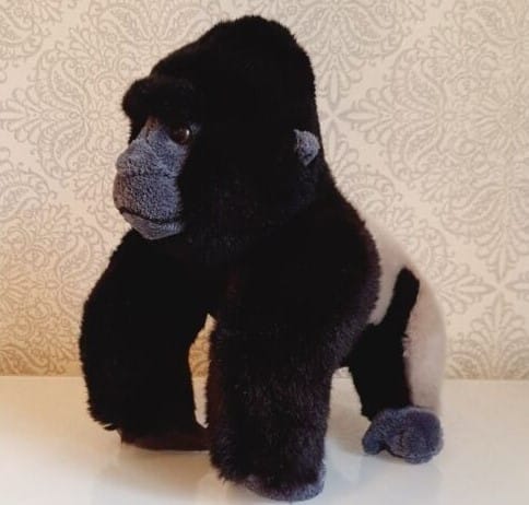 Ein Kuscheltier in Form eines Gorillas kann Kindern helfen, sich mit diesen erstaunlichen Tieren verbunden zu fühlen.