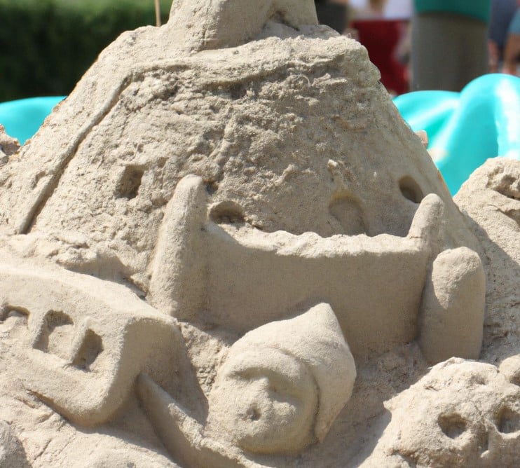 Eine feinere Kornstruktur des Sandes ist für Sandkästen besser, da die Kinder damit leichter Formen und Strukturen schaffen können.
