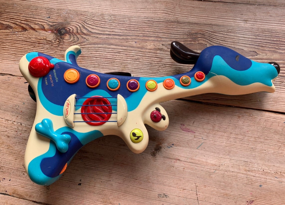 Kinder können beim Spielen mit einer Spielzeuggitarre sehr viel lernen. Denn zum einen wird das Hörvermögen geschärft und die Aufmerksamkeit trainiert, zum anderen steigert man dabei sein Durchhaltevermögen und die Konzentration.