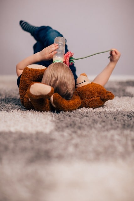 Auf einem Teppich mit niedrigem Flor kann sich dein Kind viel besser bewegen und das Verletzungsrisiko bei einem Sturz ist geringer.