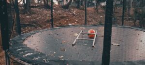 Damit das Trampolin fest mit dem Grund verbunden ist und sich weder bei Springen noch bei Sturm vom Platz bewegt, empfiehlt sich der Einsatz eines Trampolin-Bodenankers.