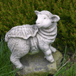 schafffigur im garten