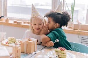 Coole Karten für den Kindergeburtstag: So gestalten die Kleinen einfach mit